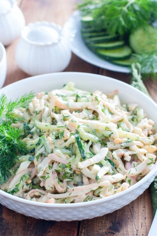 Легкий и свежий салат с кальмарами: идеальное блюдо для летнего стола