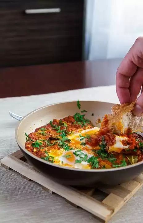 Шакшука: традиционное ближневосточное блюдо с современным акцентом