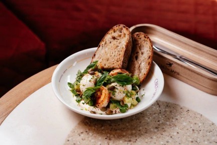 Необычные яйца по-турецки с креветками: рецепт от шеф-повара