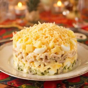 Салат "Адмирал" с кальмарами и ананасами