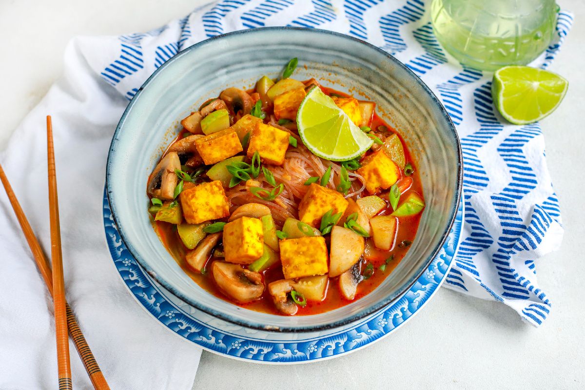 Нежный тофу с том ям и фунчозой: идеальный рецепт на ужин