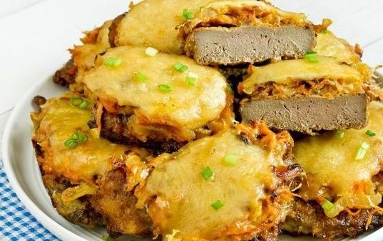 Говяжья печень, запечённая под овощами: новый взгляд на классический рецепт