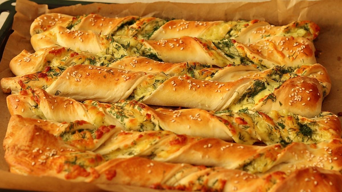 Как приготовить хрустящие слоёные палочки с сыром за 30 минут