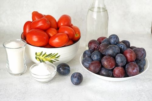 Приготовьте консервированные помидоры со сливой на зиму