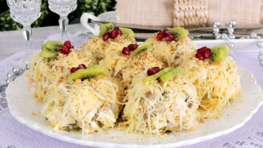 Праздничный салат на Новый год: оригинальная и вкусная подача