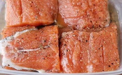 Как приготовить малосольную красную рыбу за день: рецепт без лишних затрат