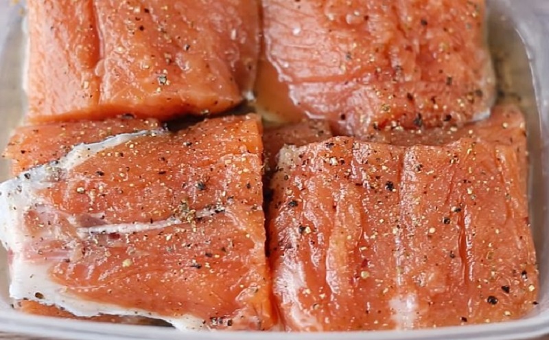 Как приготовить малосольную красную рыбу за день: рецепт без лишних затрат