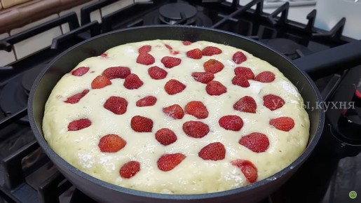 Летний клубничный пирог на сковороде: просто, быстро и вкусно!