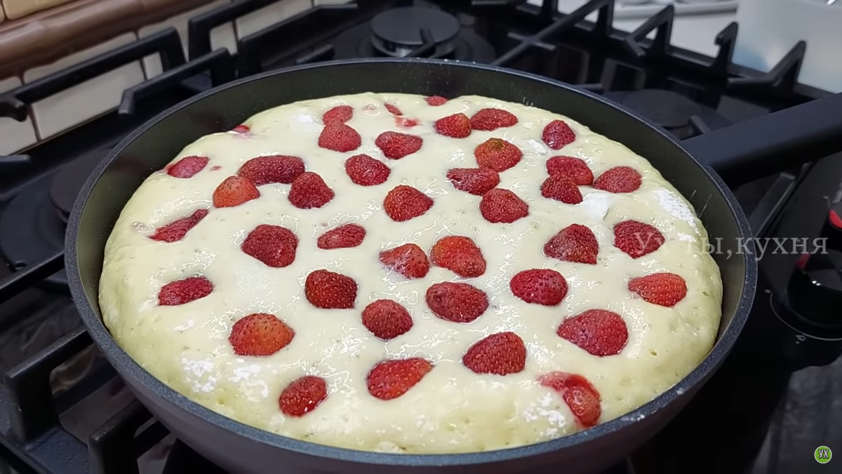 Летний клубничный пирог на сковороде: просто, быстро и вкусно!