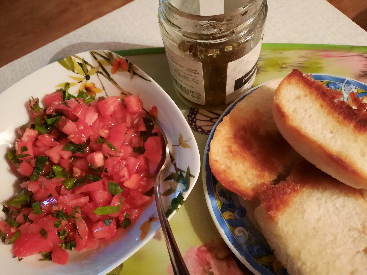 Завтрак в стиле Барселоны: брускетта с томатами и оливковым маслом