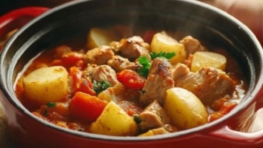 Как приготовить ароматное жаркое из свиного мяса с помидорами