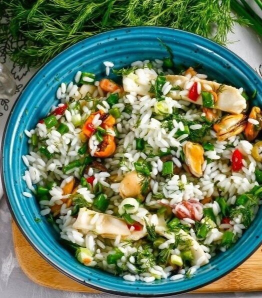 Салат с рисом и морским коктейлем