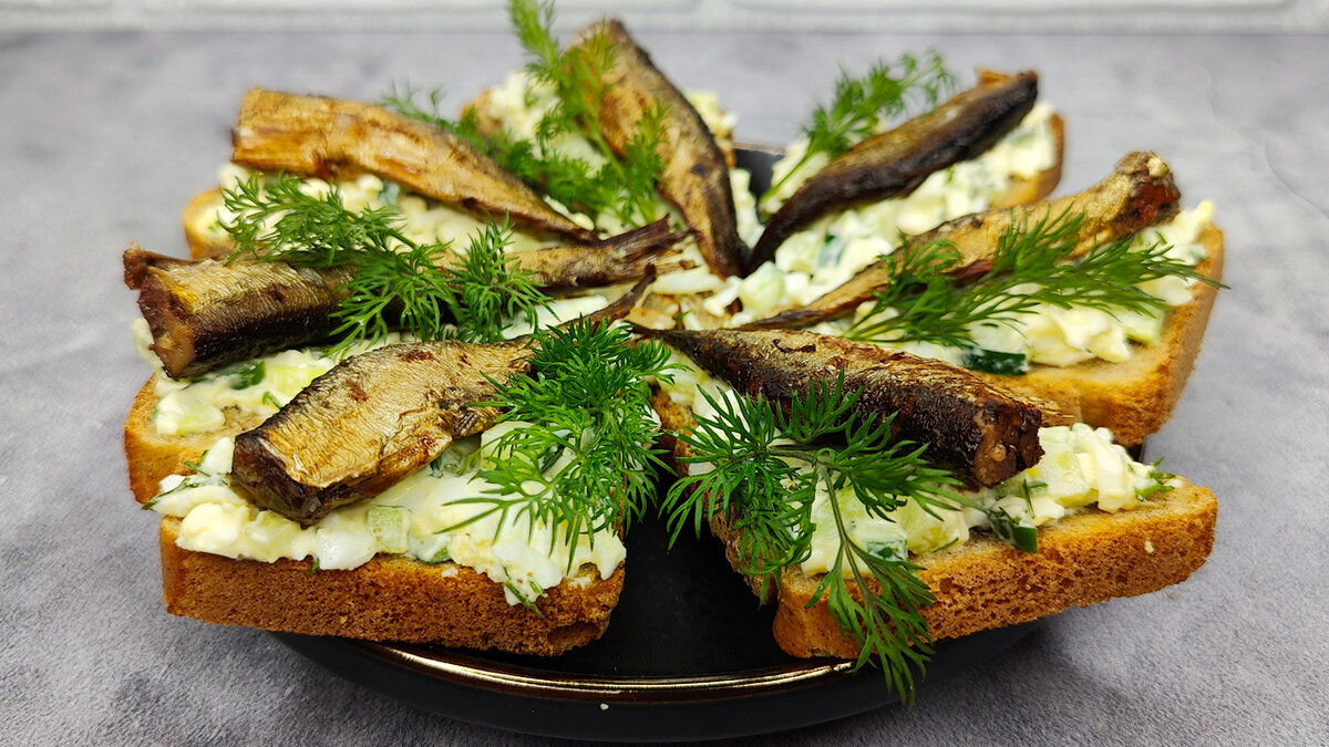 Быстрые и вкусные бутерброды со шпротами: любимая закуска на любой праздник