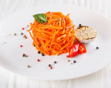 Пикантный белковый салат с корейской морковью