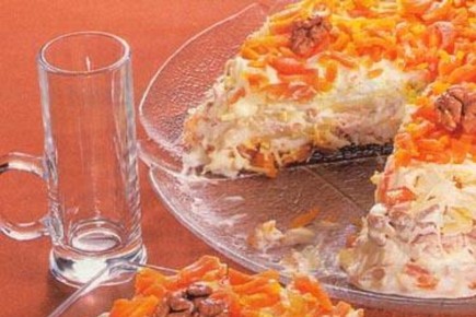 Слоеный салат с курицей и орехами: новогодний хит на вашем столе