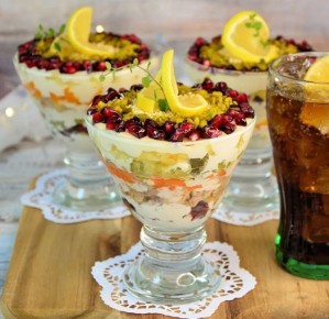 Праздничные салаты для вашего стола: простые рецепты для новогоднего угощения