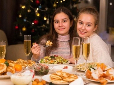 Как избежать лишнего веса на новогодних праздниках: советы диетолога