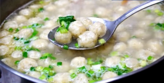 Нежный суп с сырными шариками: простой и вкусный рецепт для ваших гостей