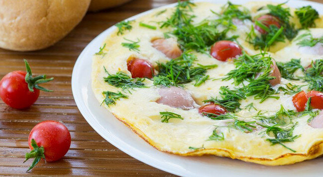 Как приготовить омлет с сосисками: быстрый и аппетитный завтрак