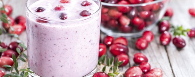 Нежный молочно-клюквенный коктейль для всей семьи