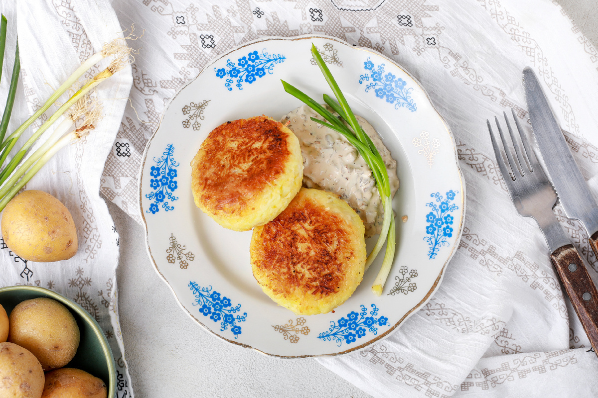 Неповторимые колдуны: белорусские картофельные зразы с мясом и грибным соусом