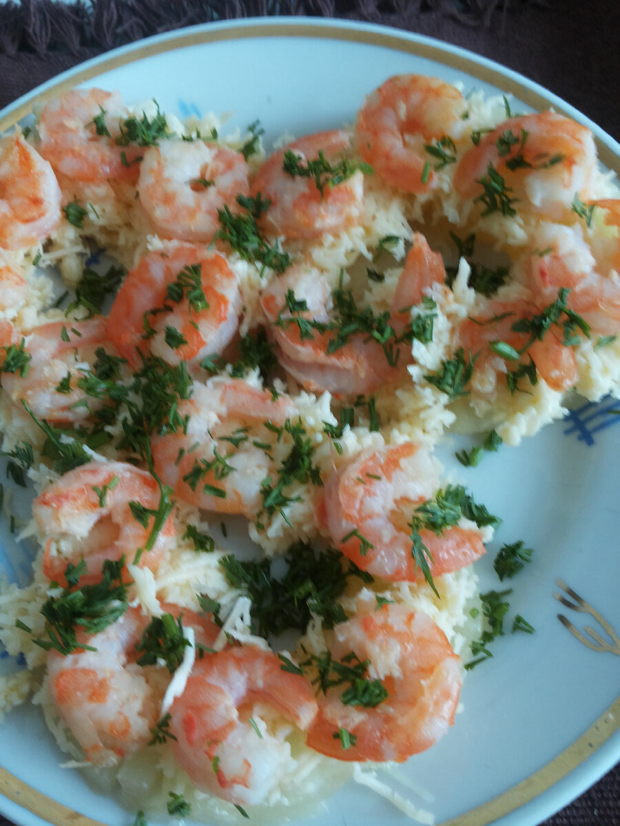 Необычная закуска: ананас с креветками в карнавальном исполнении