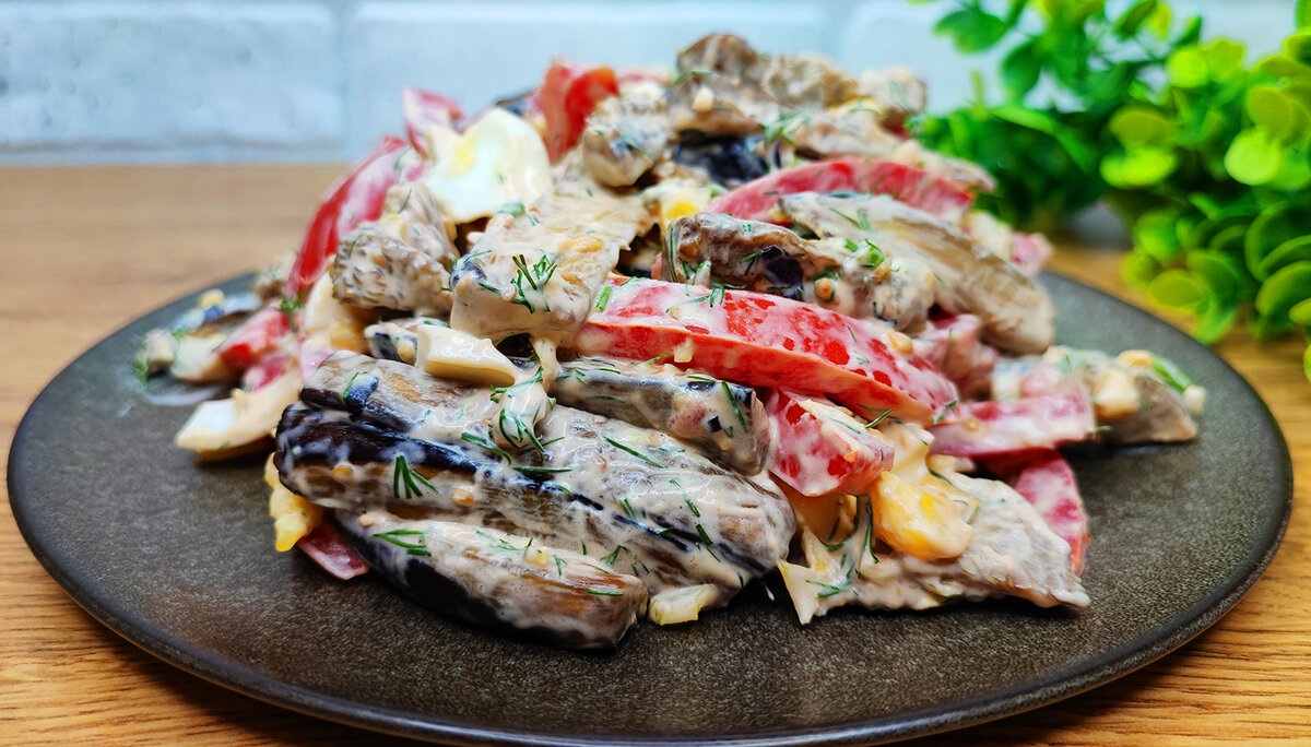 Легкий летний салат с баклажанами и овощами: идеальный рецепт для жаркого дня