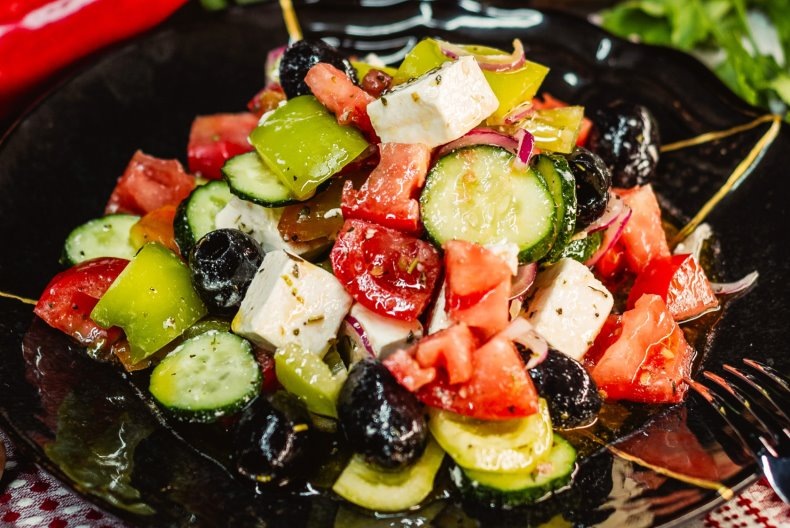 Как приготовить салат «Греческий» легко и вкусно