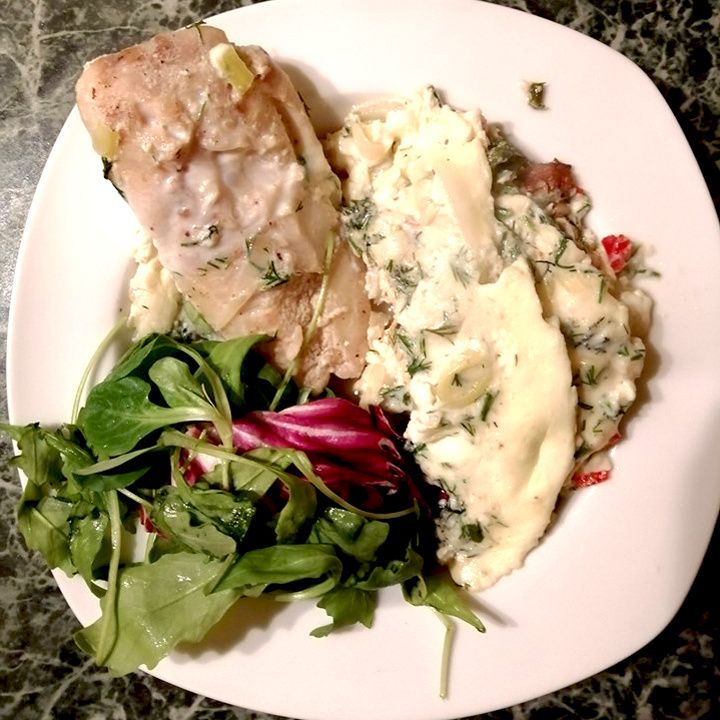 Рыба с омлетом, луком и зеленью