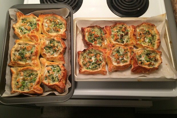 Вкуснейшие расстегаи с красной рыбой: пошаговый рецепт