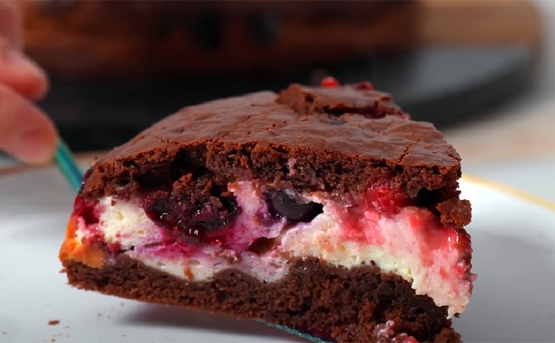 Пирог мечты: шоколадное лакомство с творогом и ягодами