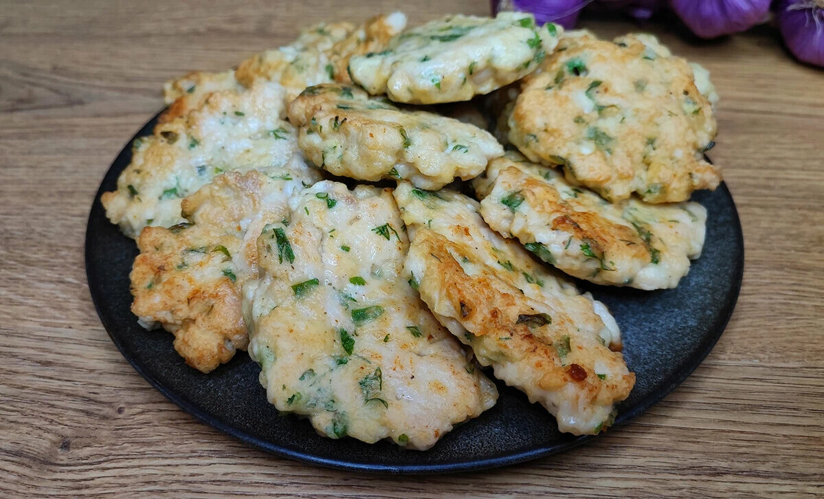 Вкусные и сочные котлеты «все по два»: простой рецепт из куриного филе