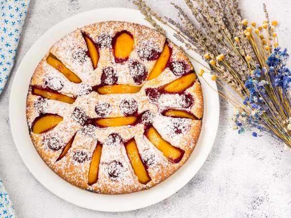 Удивительный пирог с персиками и вишней для летних вечеров