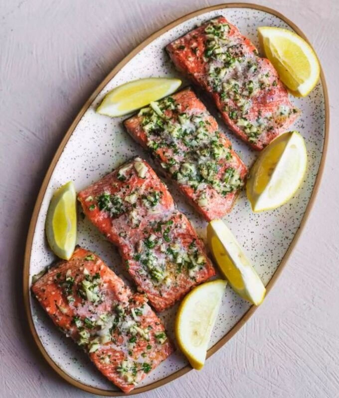Лосось, запеченный с чесноком: легкий и вкусный рецепт для любителей рыбы
