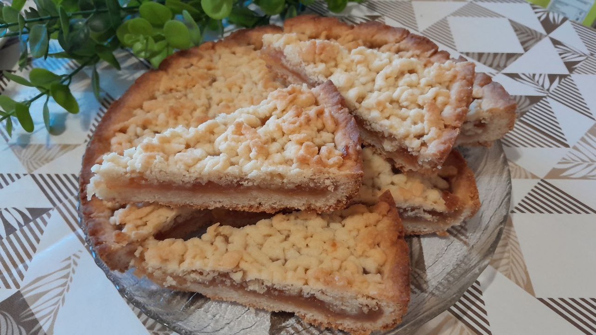 Песочный тёртый пирог с яблочным вареньем: просто и вкусно