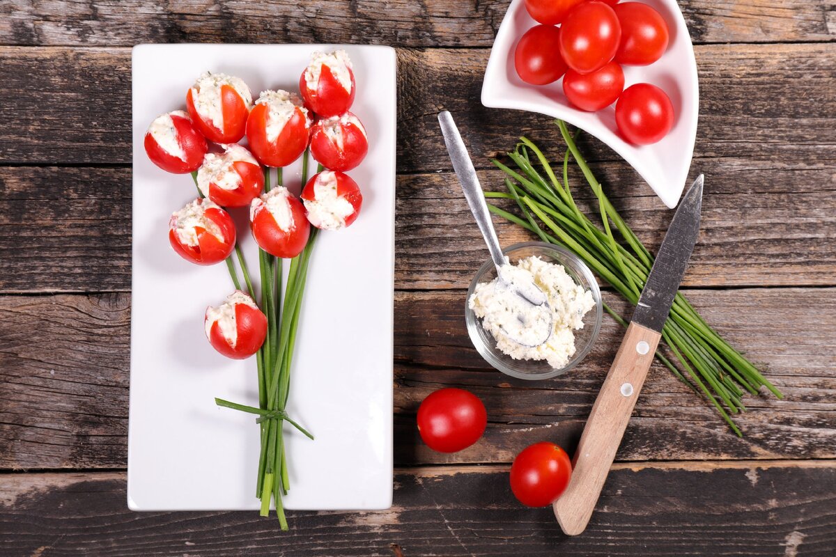 Праздничная закуска «Тюльпаны» из помидоров