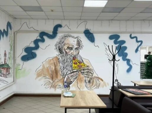Как Лев Толстой вдохновил новое граффити в кафе