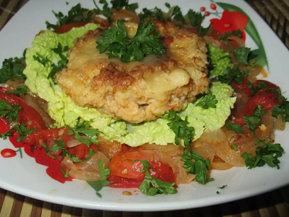 Свинина с сыром: вкусное блюдо на овощной подушке