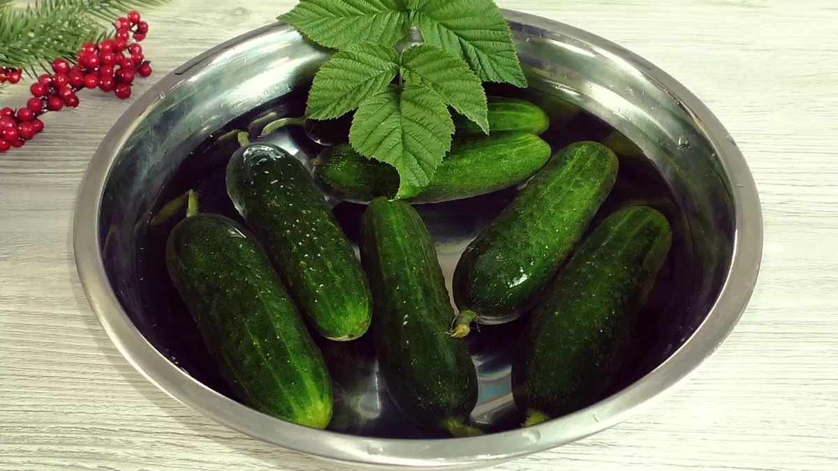 Пикантные огурцы за 10 минут: идеальная закуска к шашлыку или картошке