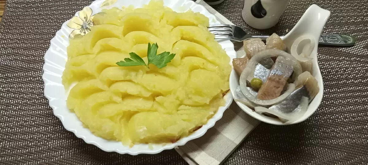 Идеальное сочетание: картофельное пюре с топленым молоком и малосольной сельдью