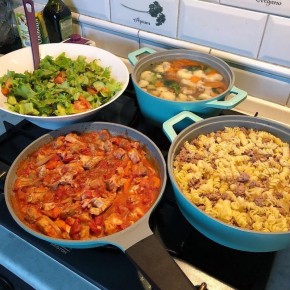 Три привычки за обедом, которые могут увеличить вес после 45