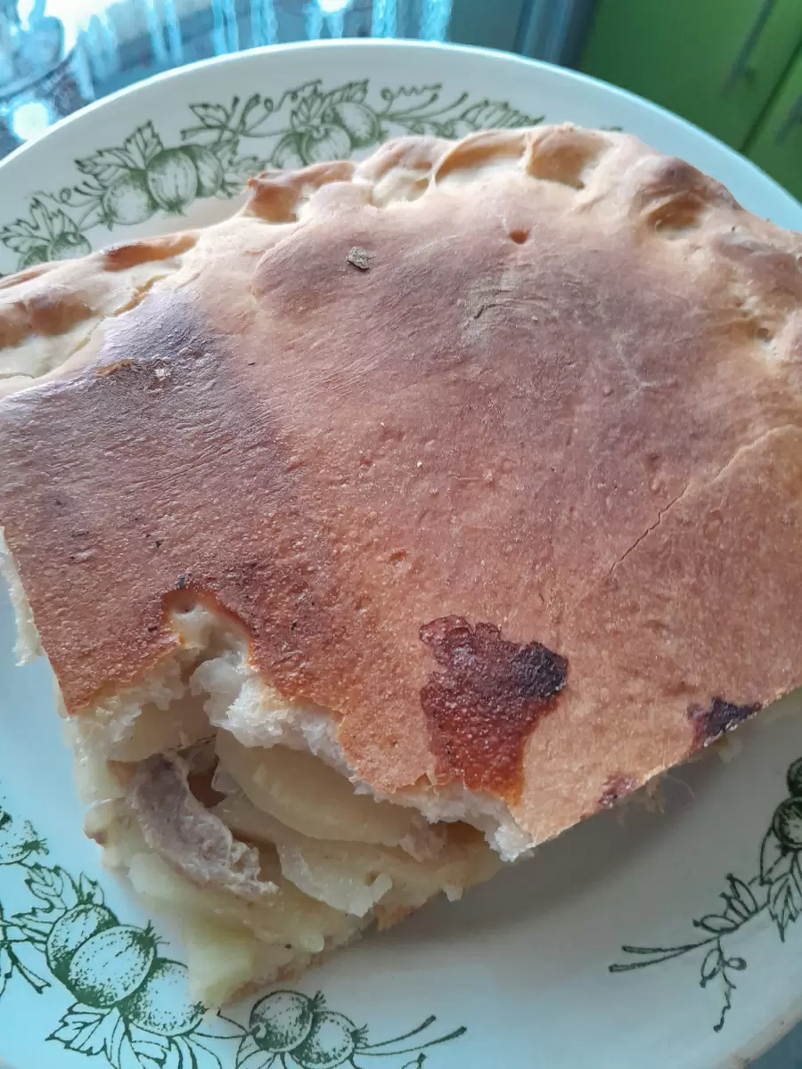 Запечённая гармония: семейный закрытый пирог с картошкой и мясом, который тает во рту