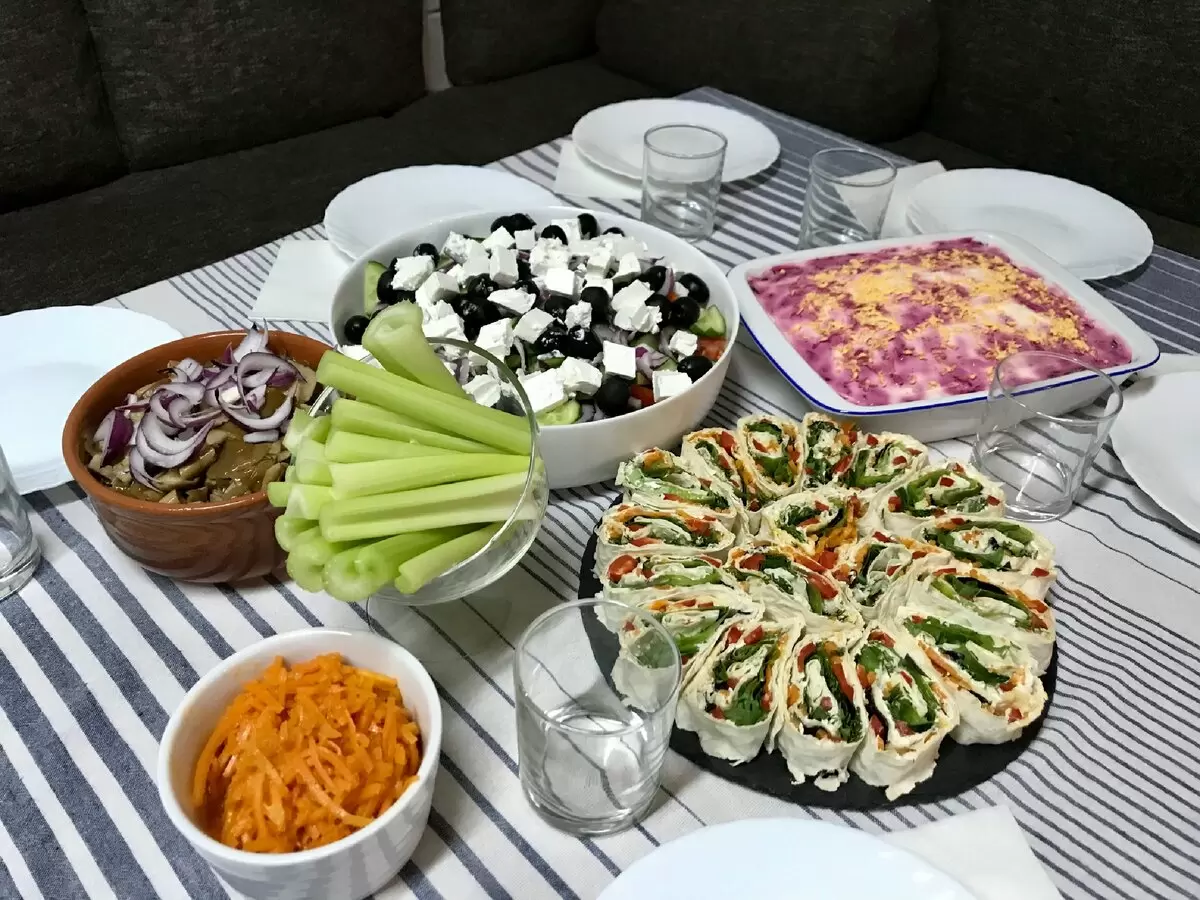 Идеи для закусок к крылышкам на углях: что подать на стол