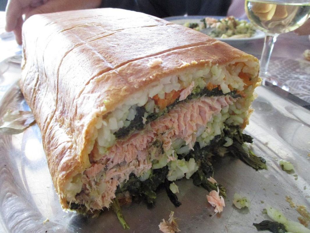 Вкусная кулебяка: секреты безупречного теста и начинок