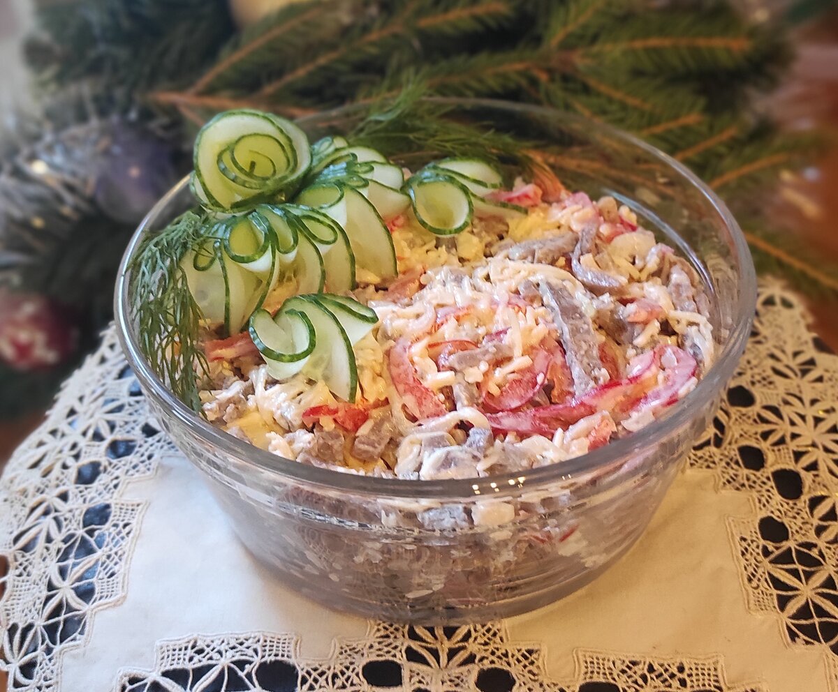 Нежный праздничный салат с языком: простой и вкусный рецепт