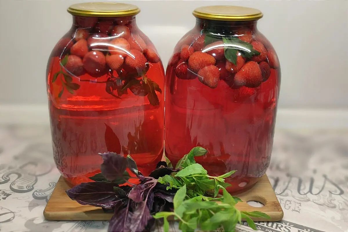 Клубничный компот с базиликом: незабываемый вкус лета