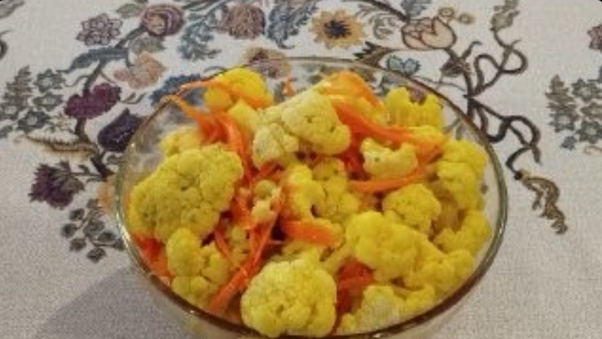 Пикантный салат из цветной капусты с морковью по-корейски