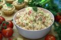 Нежный салат с крабовыми палочками, ананасами и оливками