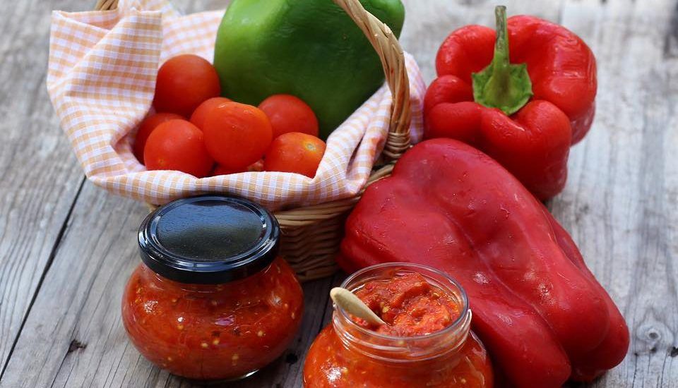 Необычная закуска на зиму: болгарская икра из красного перца и баклажанов