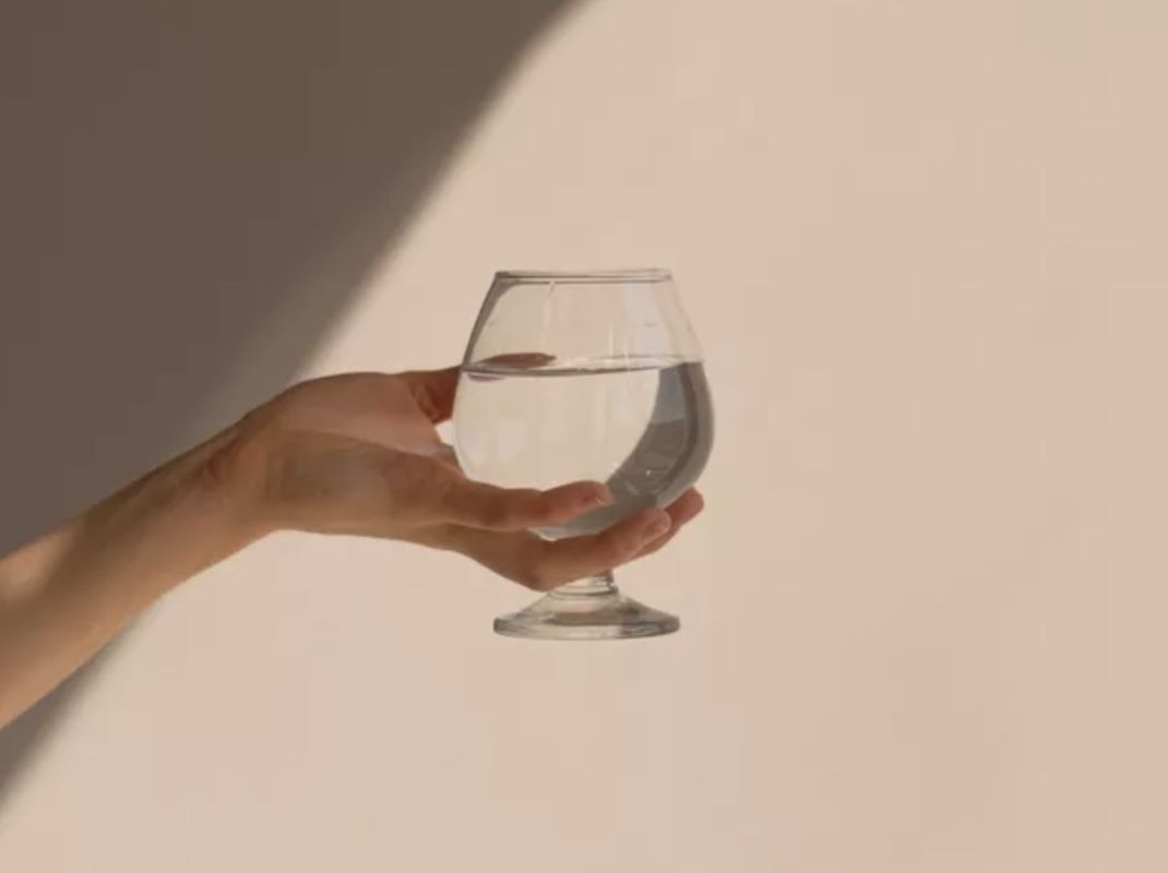 Утренний стакан воды: как эта привычка влияет на здоровье и самочувствие